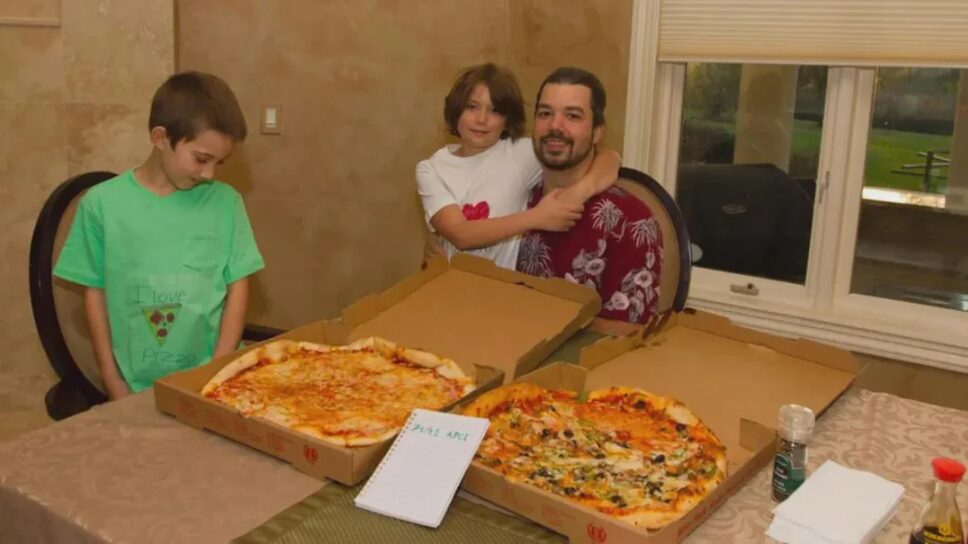 Photo of Laszlo Hanyecz with two children and the famous pizzas