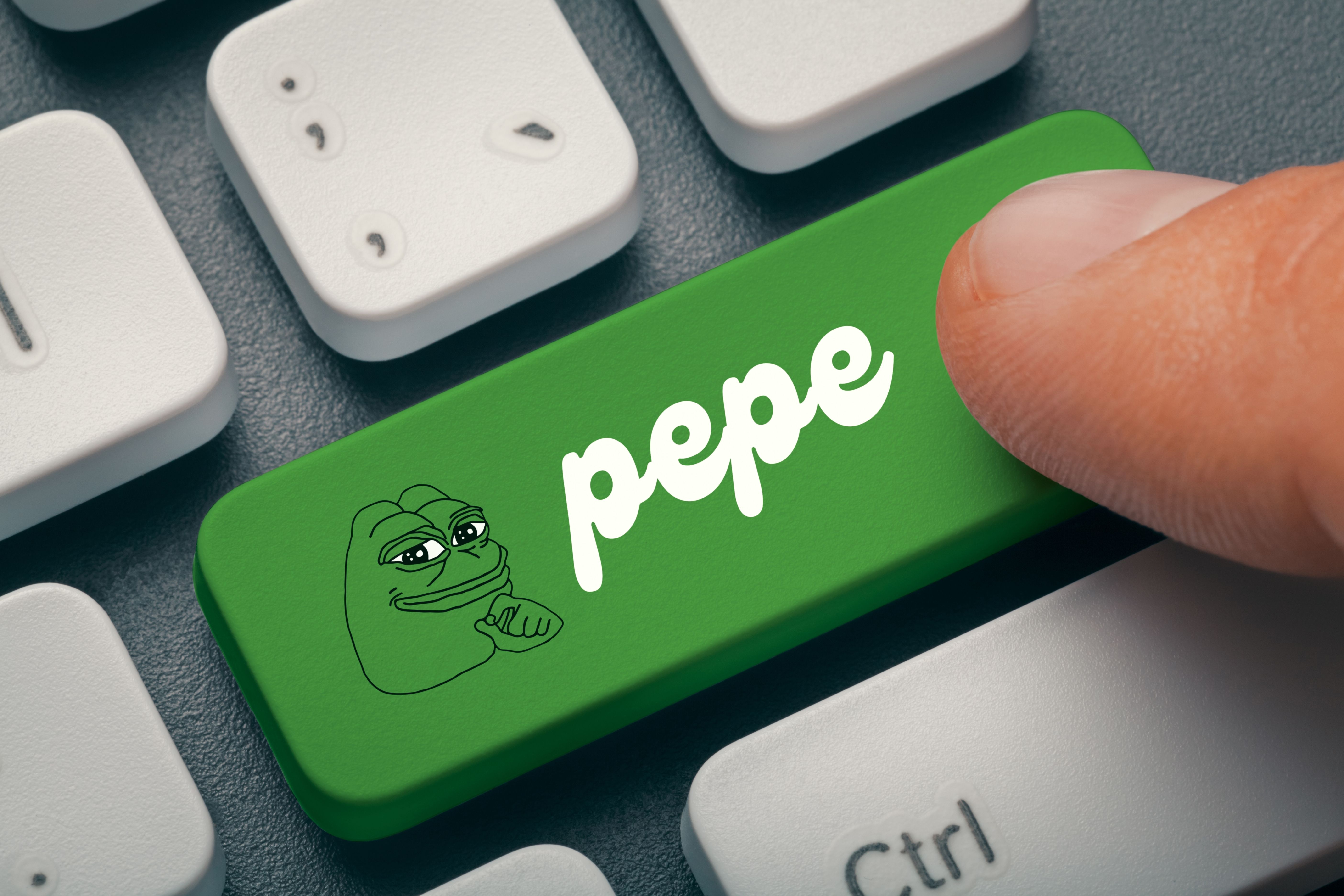PEPE Price Near Key Support as Falling Wedge Hints at Possible Bullish Reversal