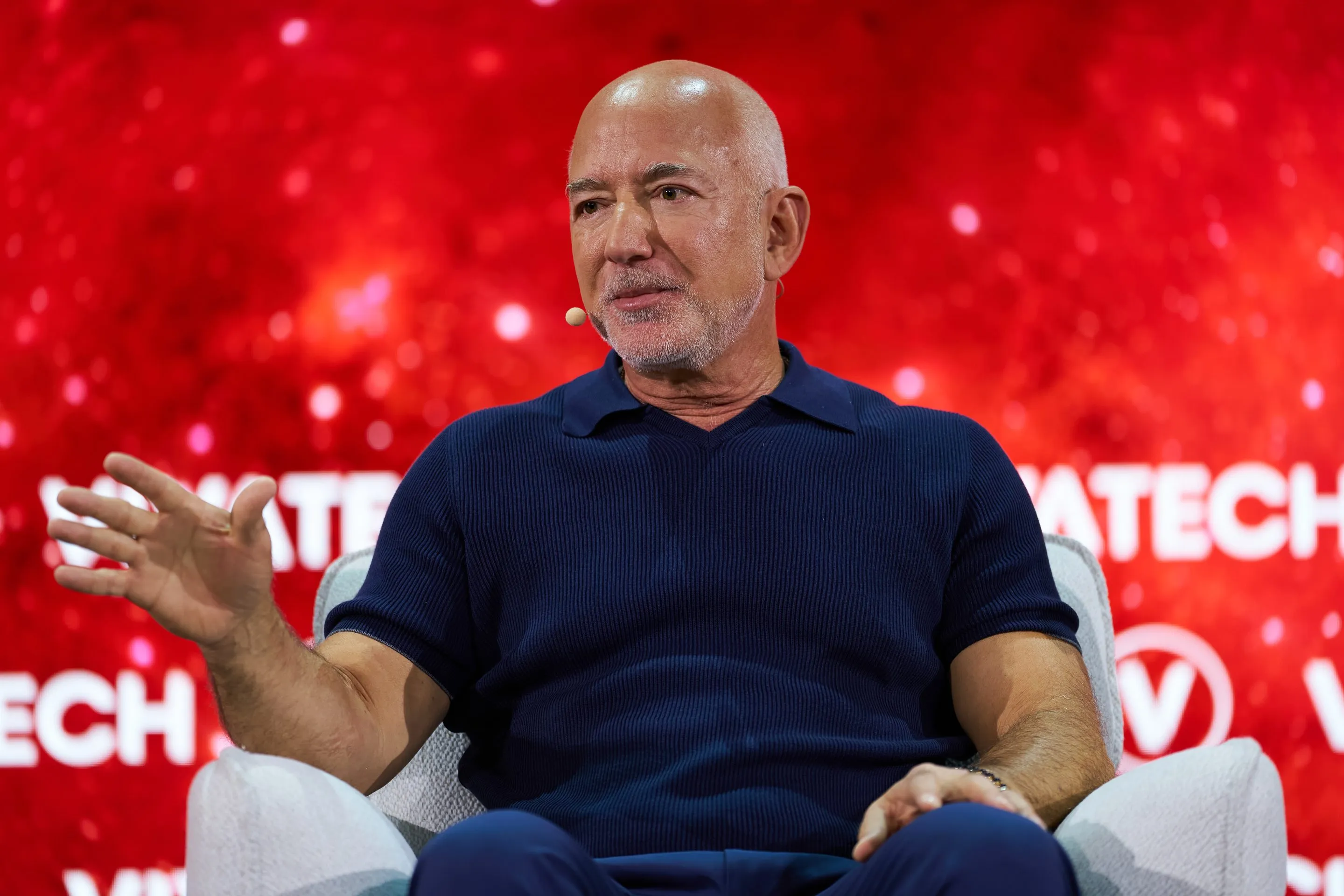 Bezos cho rằng AI sẽ dẫn đến thiếu hụt lao động