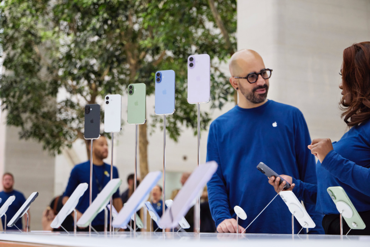 Apple raises the price of its older iPhone models and stops selling some versions