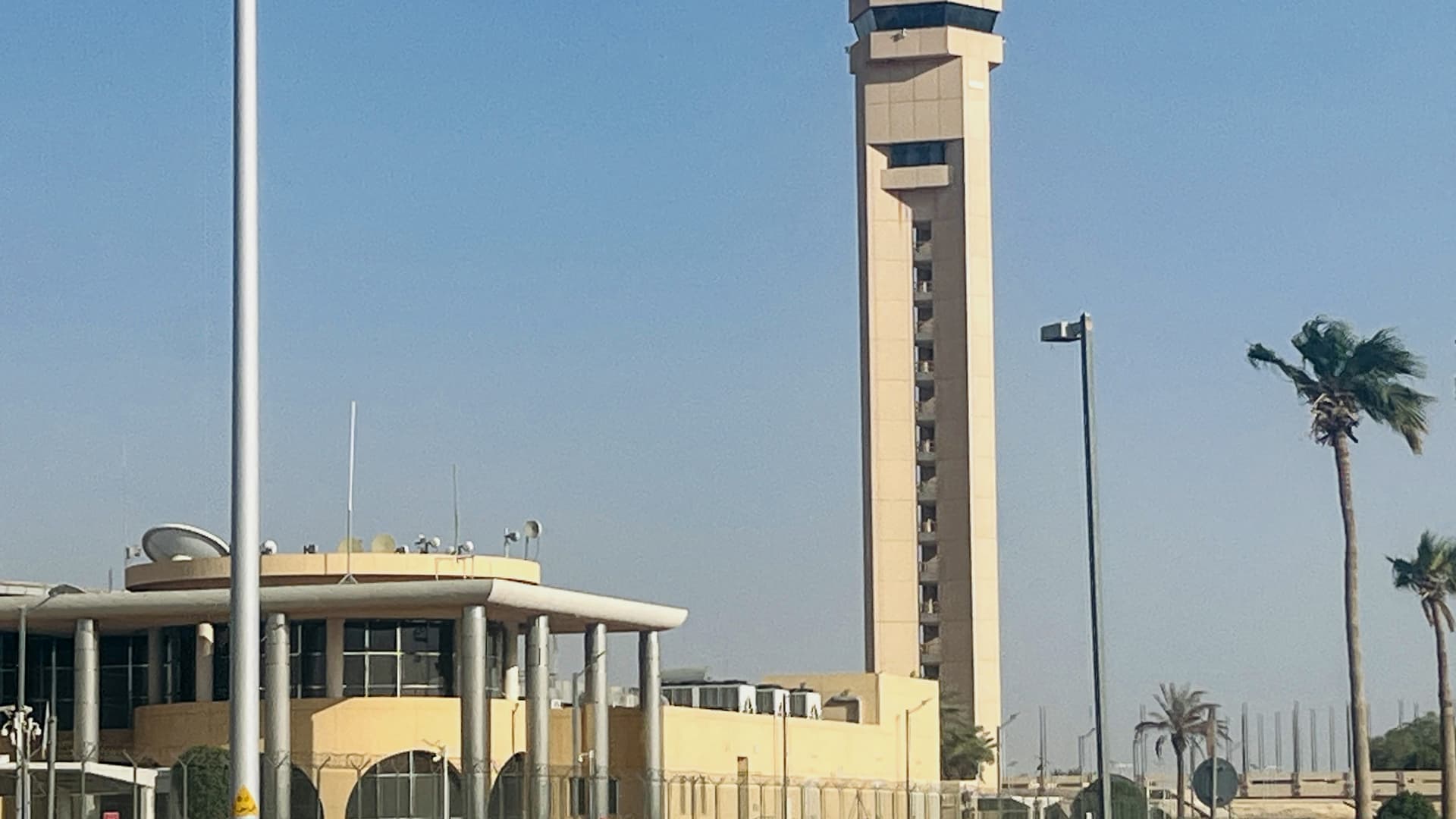 伊朗支持的胡塞武装袭击利雅得机场后 多国发布赴沙特旅行警告