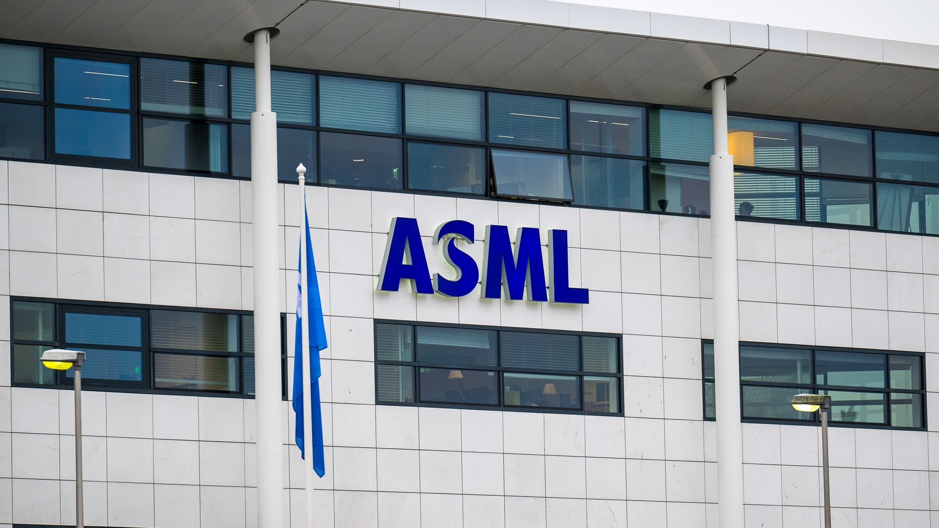 ASML称已收到延续至2030年的订单兴趣,三季度利润大幅超预期