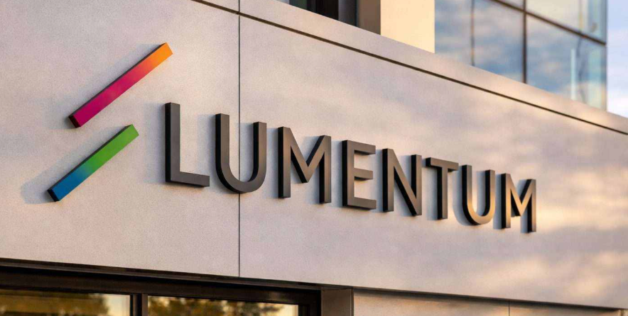 lumentum股票怎么买？光芯片龙头产能告急背后的美股机构洗筹全指南